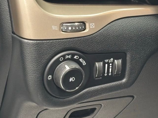 Used 2016 White Jeep Limited image 17