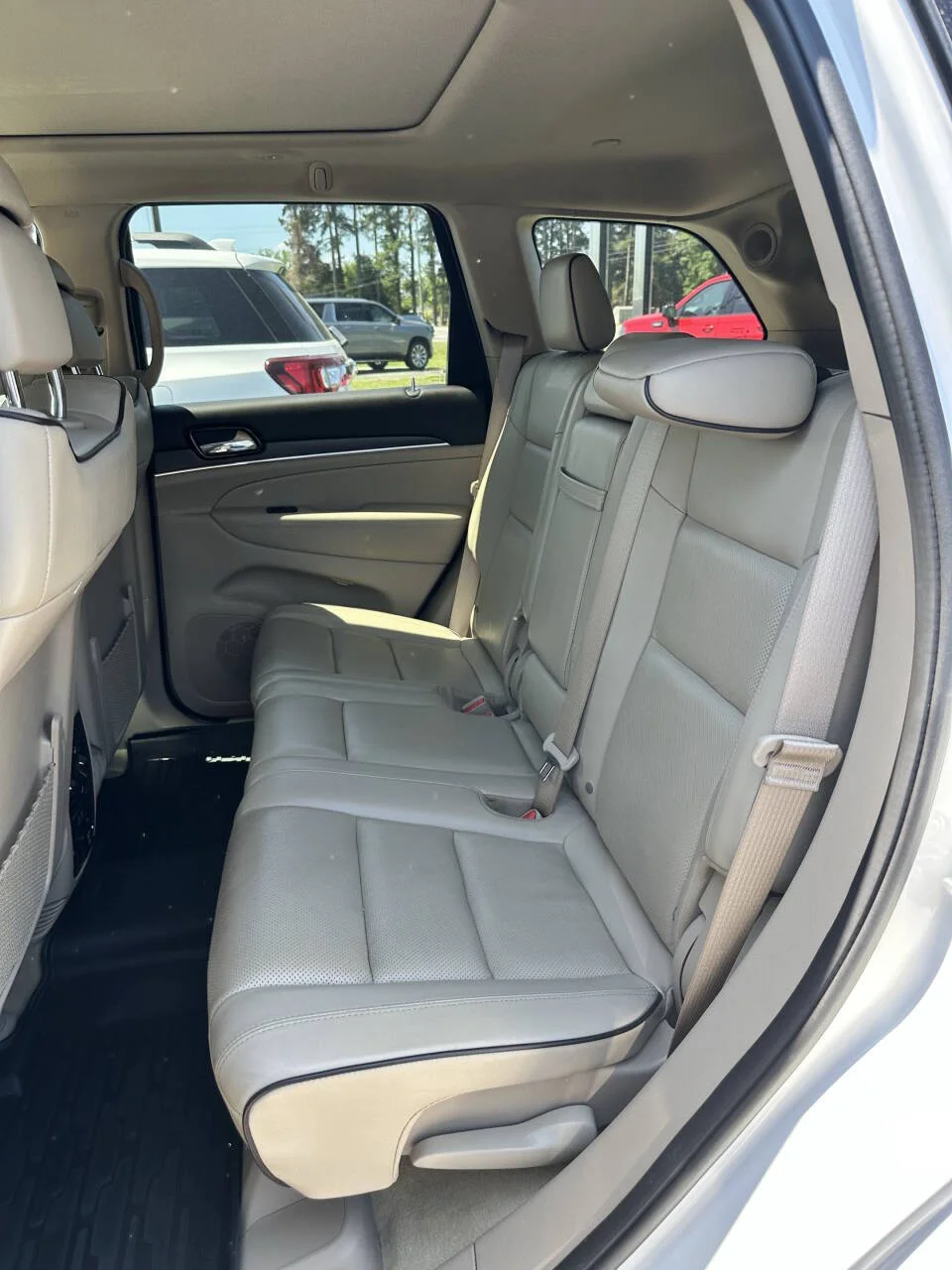 Used 2020 White Jeep Overland 4x4 4dr SUV image 6