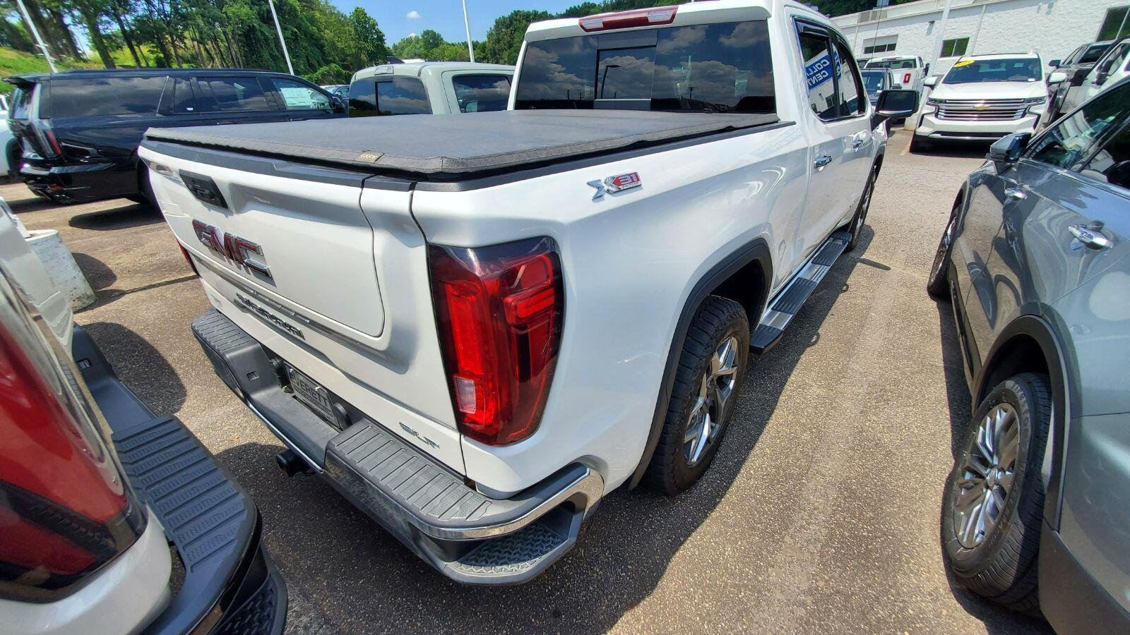 Used 2023 White Frost Tricoat GMC SLT image 9