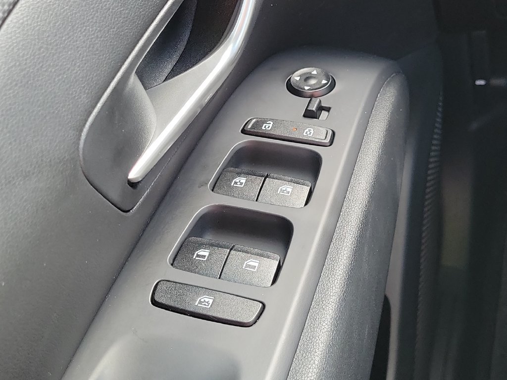 Used 2024 White Hyundai SEL image 19