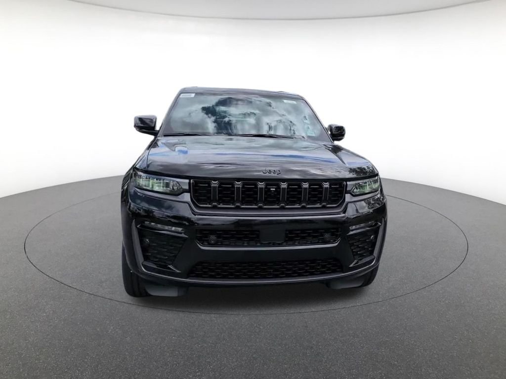 New 2026 Diamond Black Crystal Pearl-Coat Exterior Paint Jeep Limited image 2