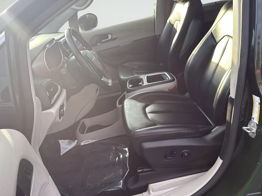 Used 2023 Black Chrysler Touring L image 10