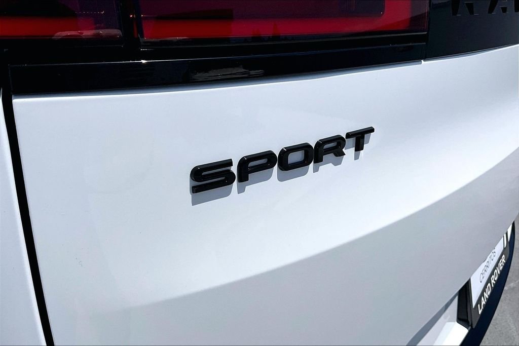 New 2026 FUJI WHITE Land Rover Dynamic SE image 9