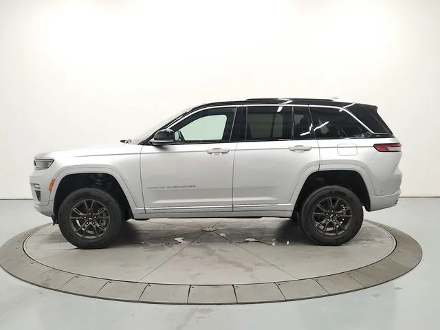 Used 2023 Silver Jeep Summit image 4