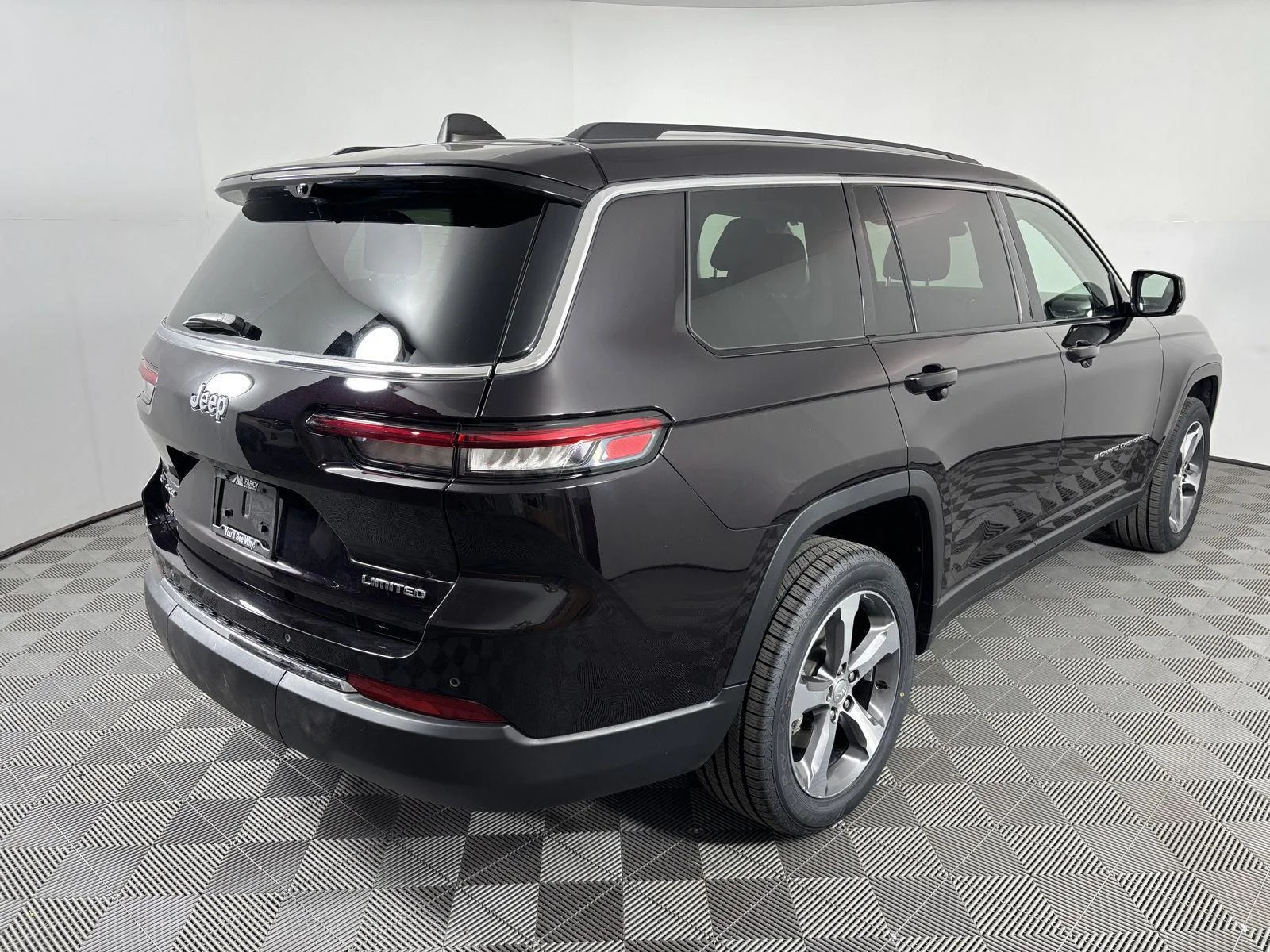Used 2023 Ember Pearlcoat Jeep Limited image 8