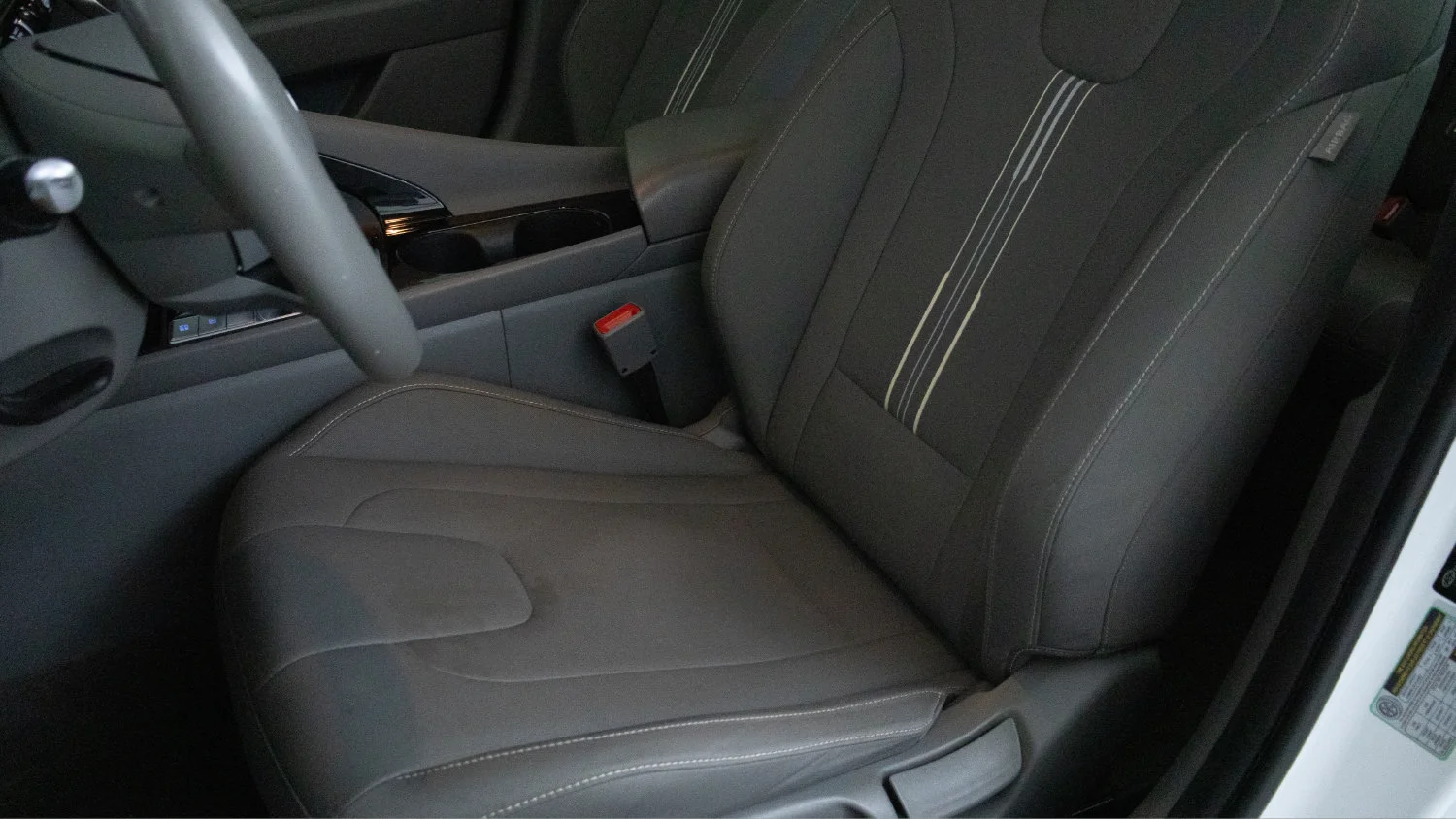 Used 2025 White Hyundai SEL Convenience image 12