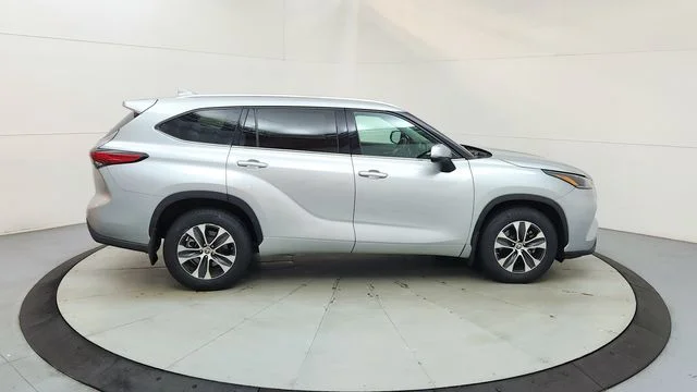 Used 2021 Silver Toyota XLE image 11