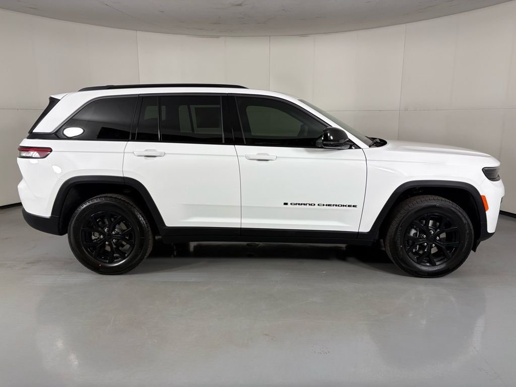 New 2026 Bright White Clear-Coat Exterior Paint Jeep Altitude image 9