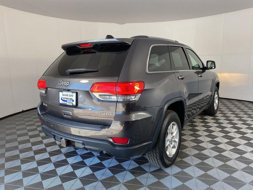 Used 2017 Granite Crystal Metallic Clear Jeep Laredo image 4