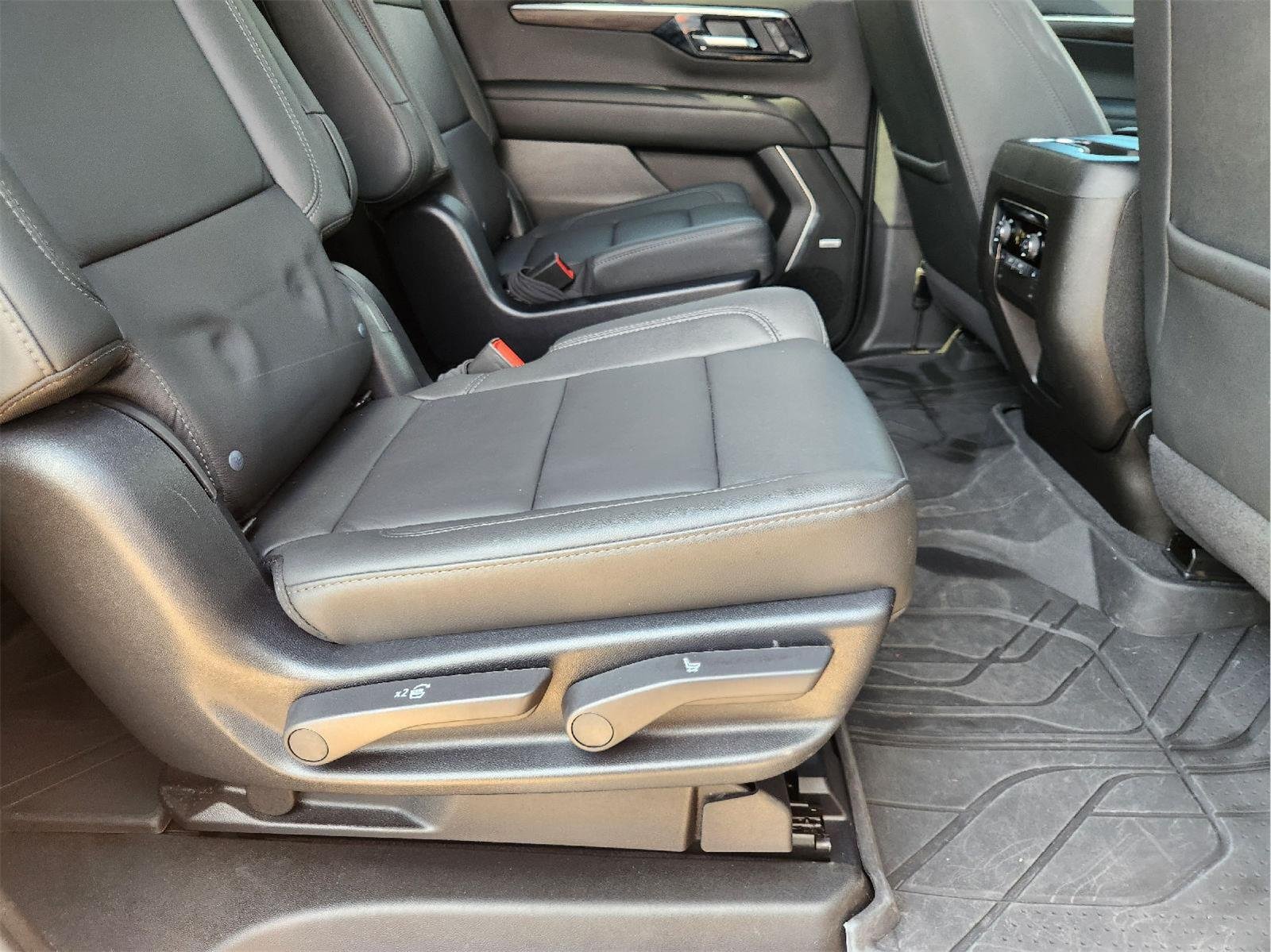 2025 Chevrolet Suburban photo 32 of 35