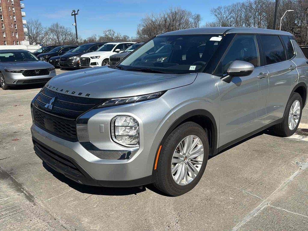 2024 Mitsubishi Outlander ES S-AWC's photo
