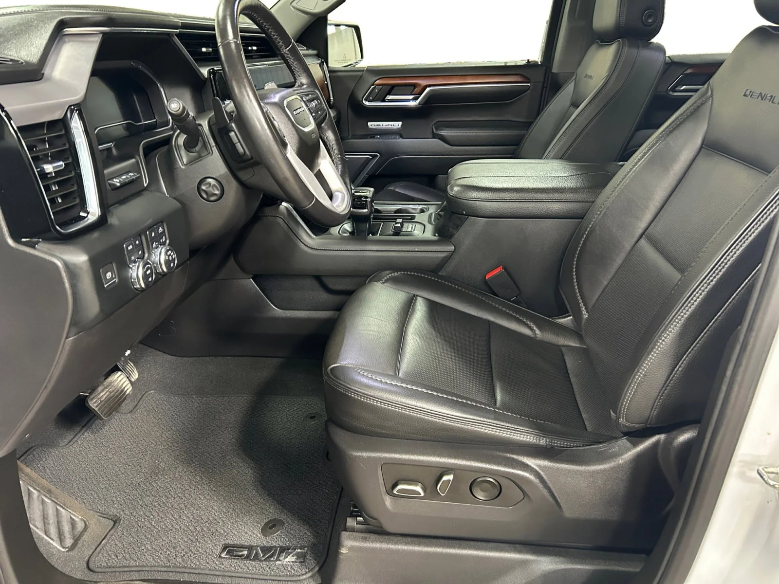 Used 2023 White GMC Denali Crew Cab image 14