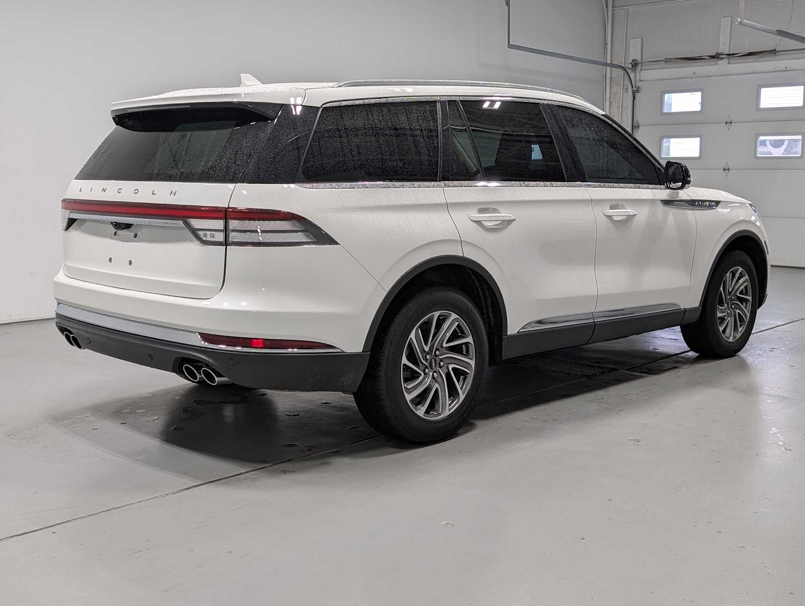 Used 2023 Pristine White Lincoln Standard image 8