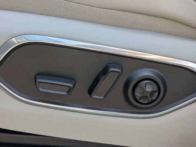Used 2025 White Jeep Base image 20