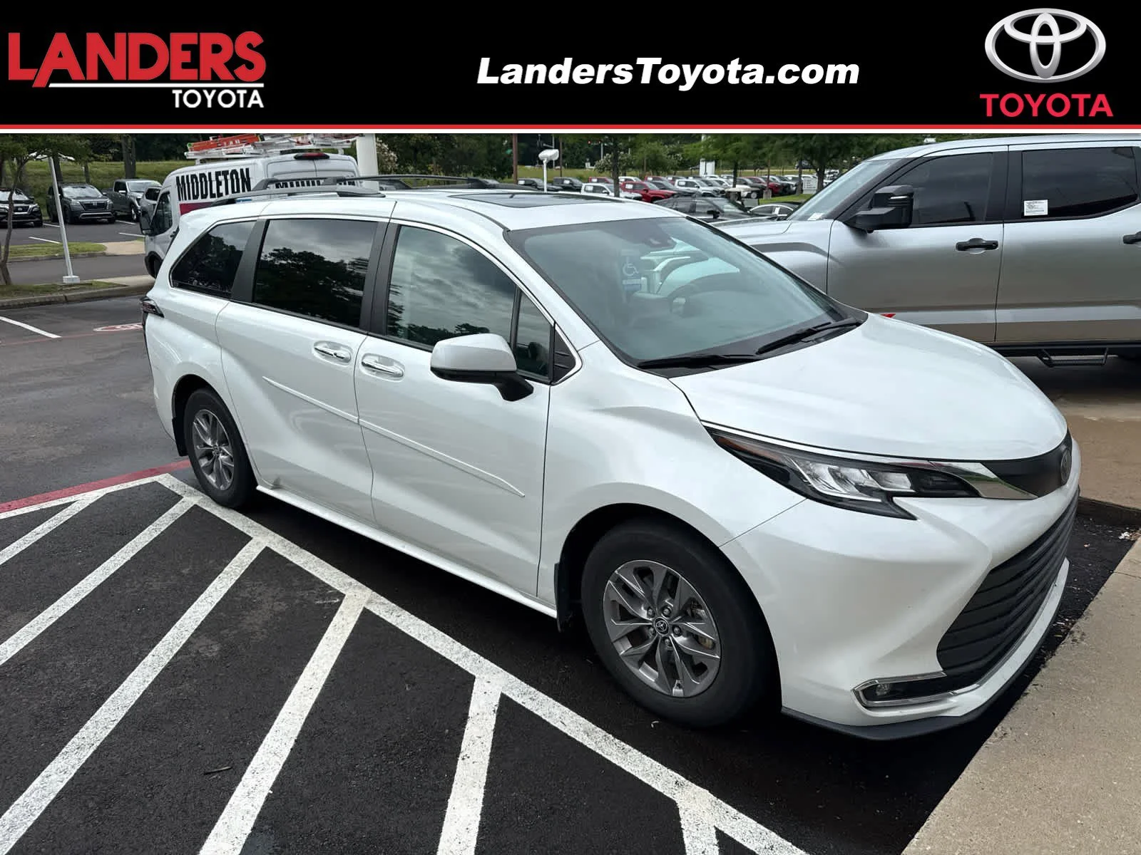 2023 Toyota Sienna XLE 8-Passenger Hybrid FWD's photo