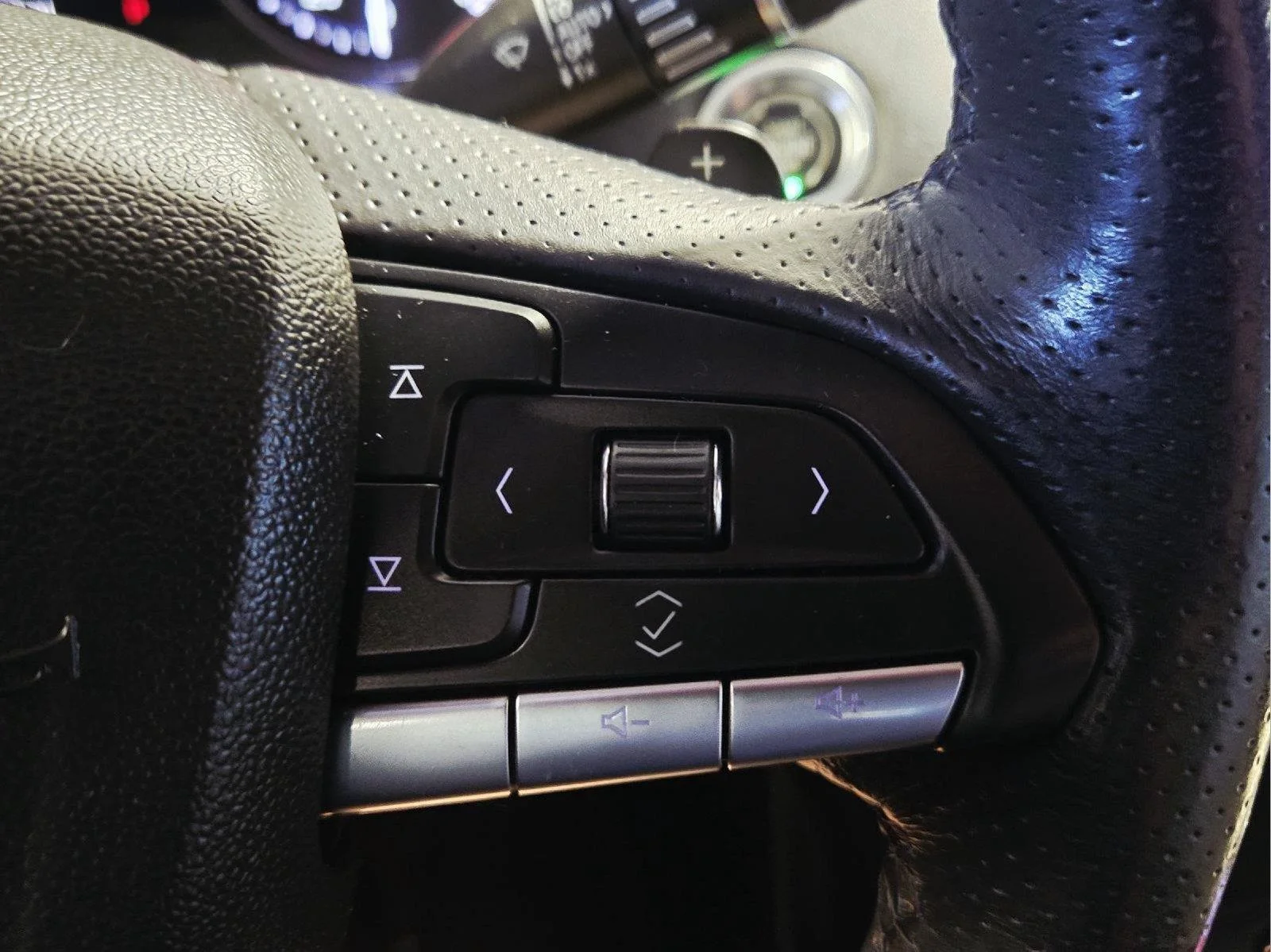 Used 2021 Crystal White Tricoat Cadillac AWD Sport image 32