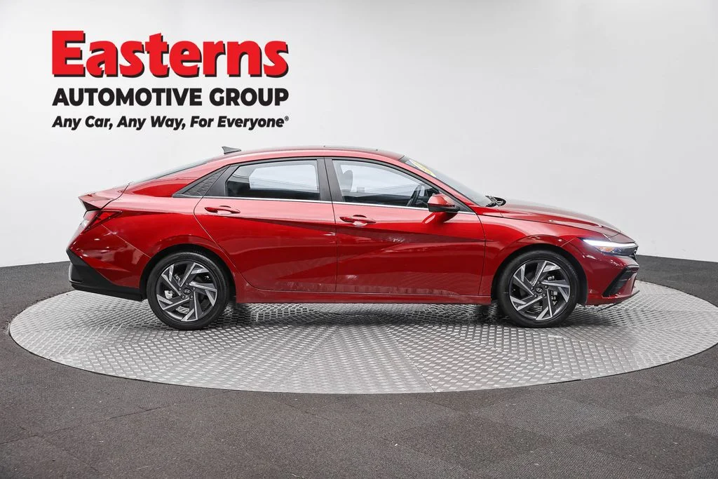 Used 2025 Red Hyundai SEL Convenience image 4
