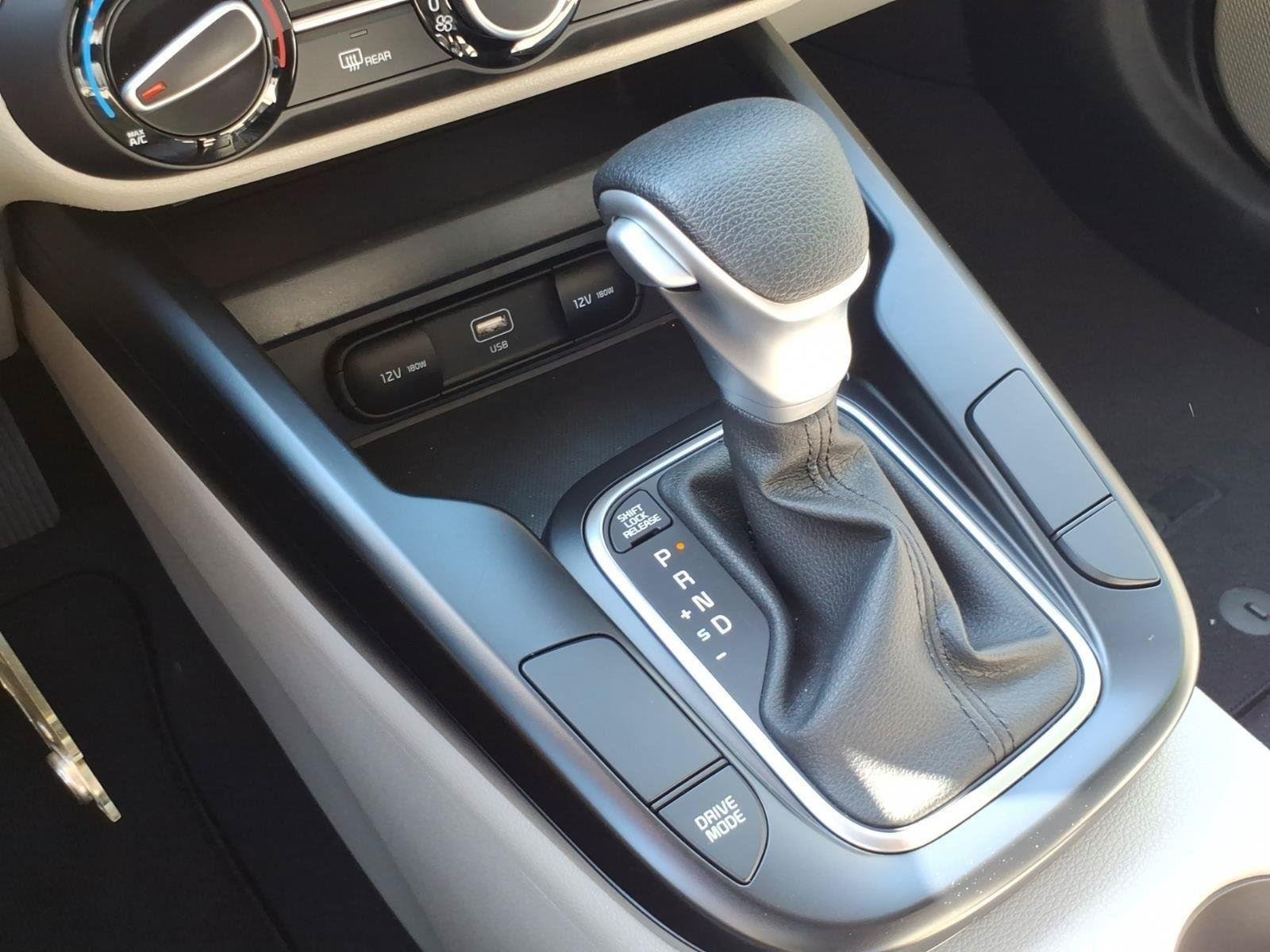 Used 2025  KIA  image 21