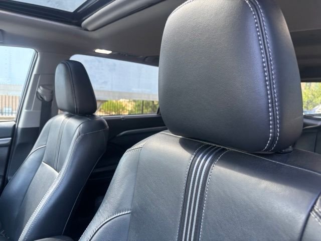Used 2017 White Toyota SE image 9