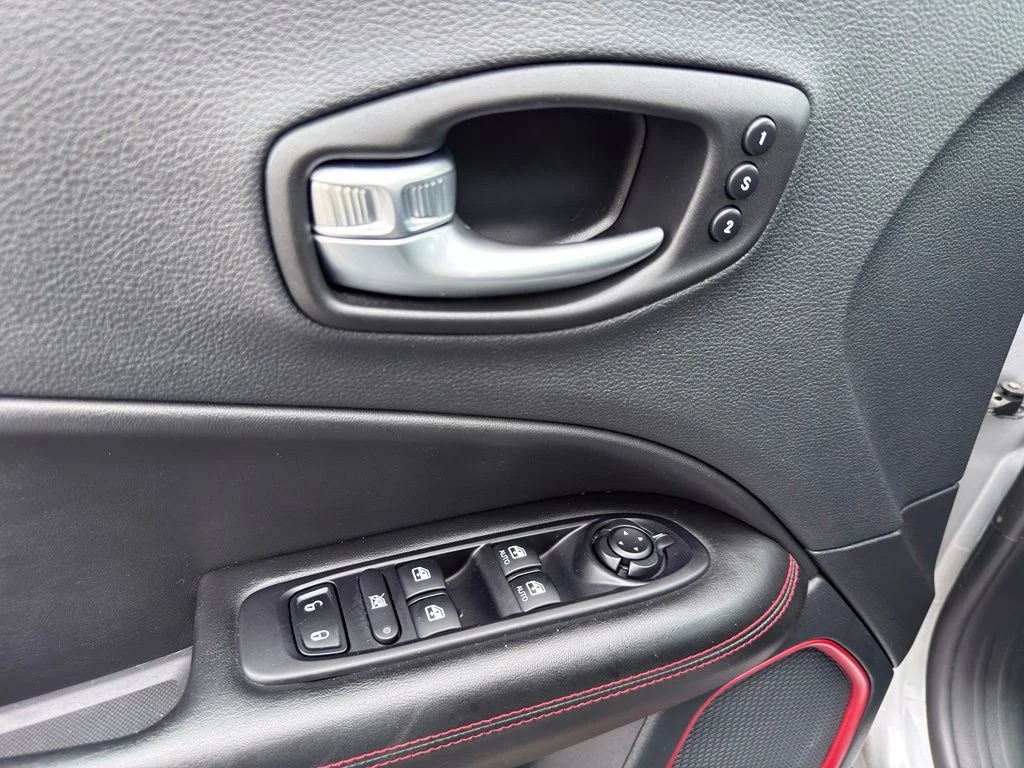 Used 2021 Silver Jeep Trailhawk image 20