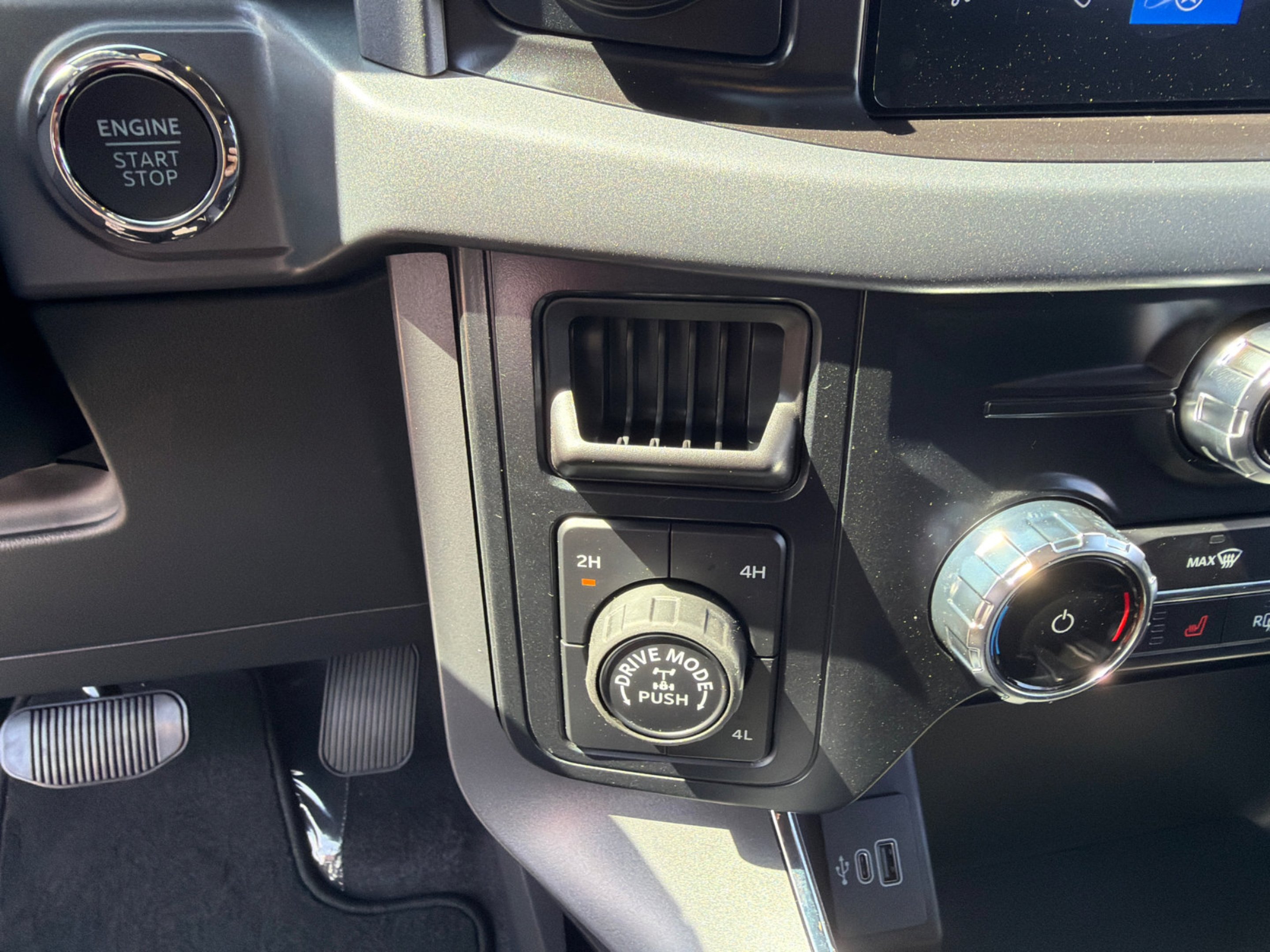 New 2026 Agate Black Metallic Ford XLT image 24