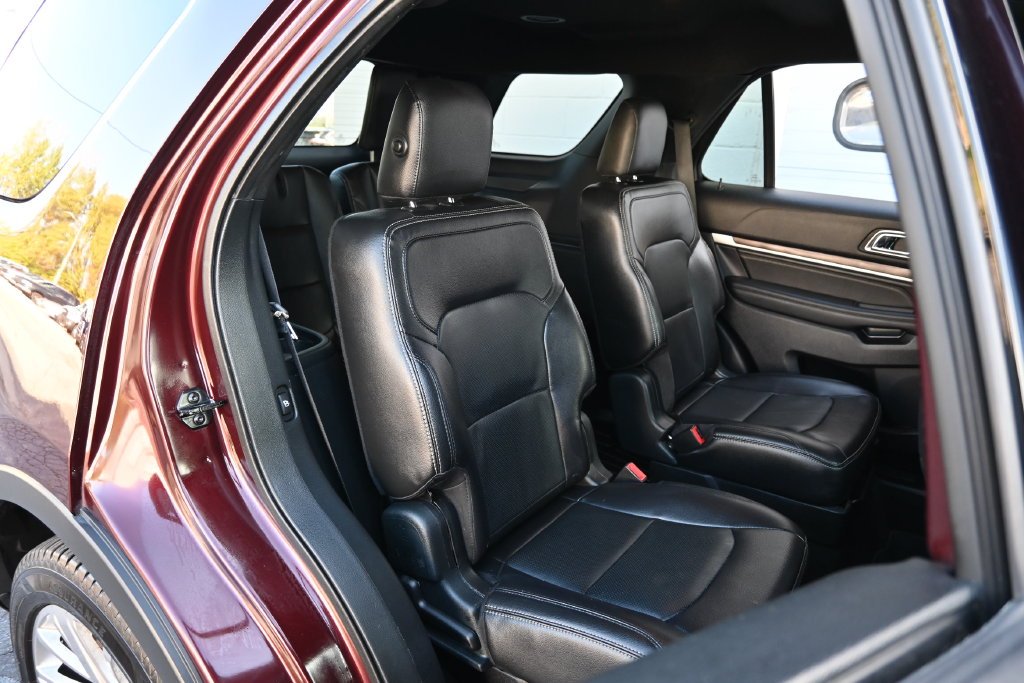 Used 2019 Burgundy Ford Limited image 25
