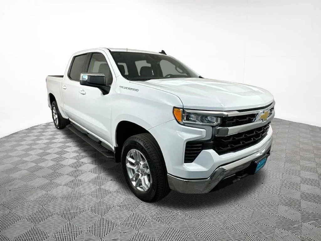 Used 2024 Summit White Chevrolet LT image 4