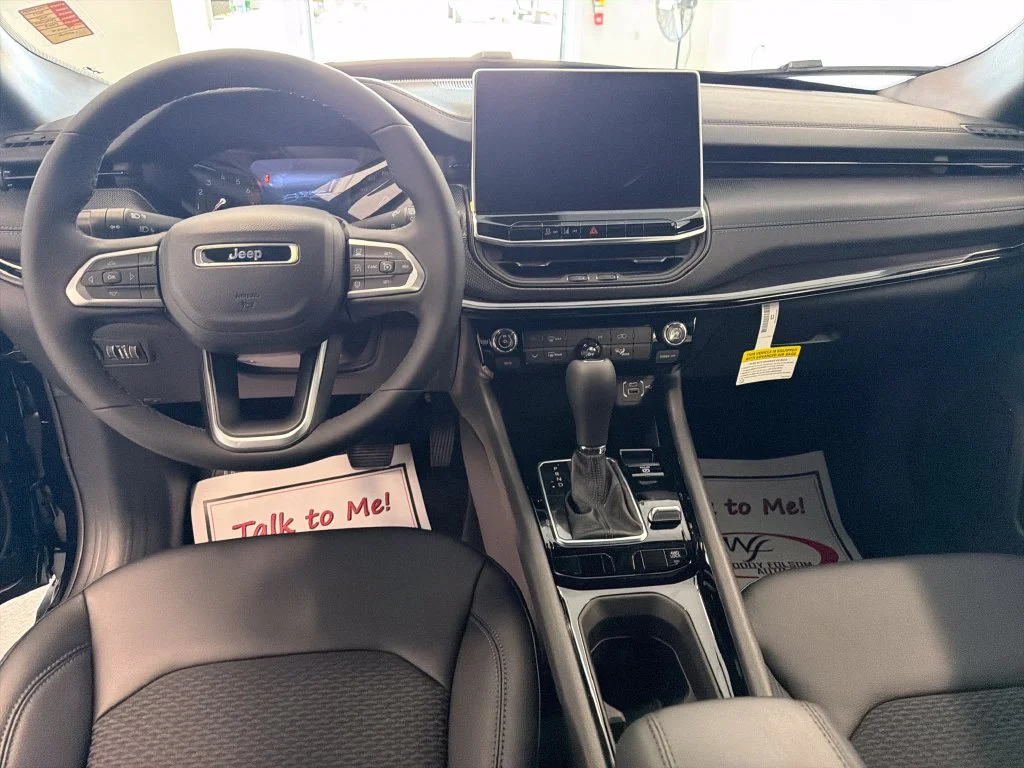 New 2027 Black Jeep Latitude image 15
