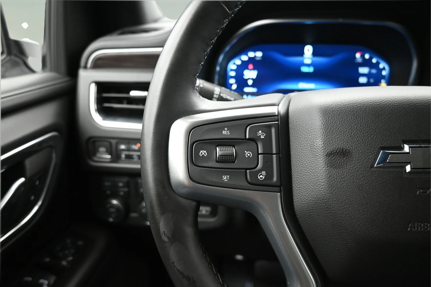 Used 2023 White Chevrolet Z71 image 19