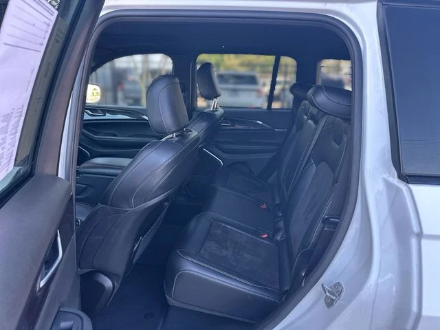 Used 2022 White Jeep Altitude image 23