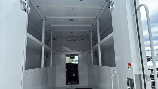 New 2025 Summit White Chevrolet 1WT image 17