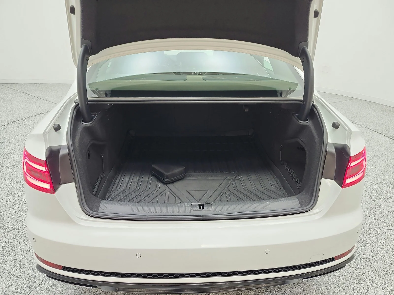 Used 2019 Ibis White Audi Premium Plus 45 TFSI quattro image 19