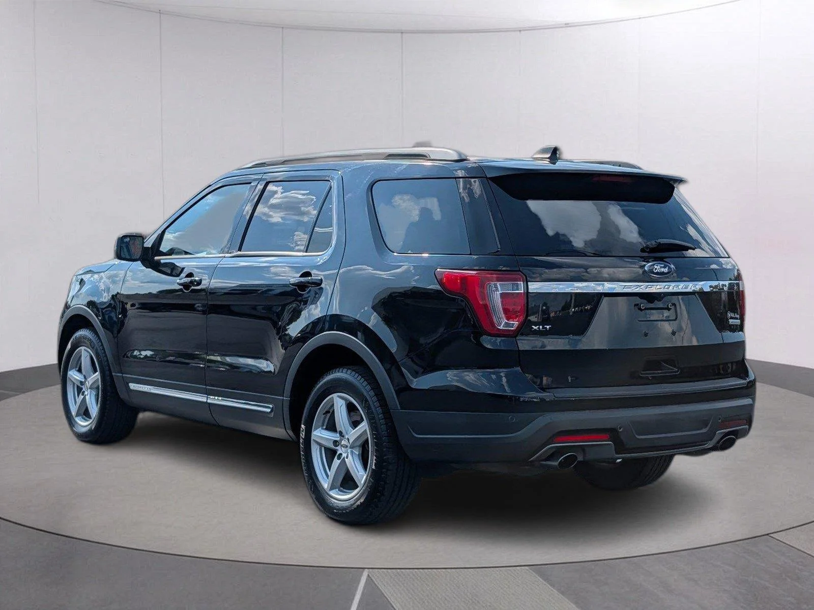Used 2018 Shadow Black Ford XLT image 3