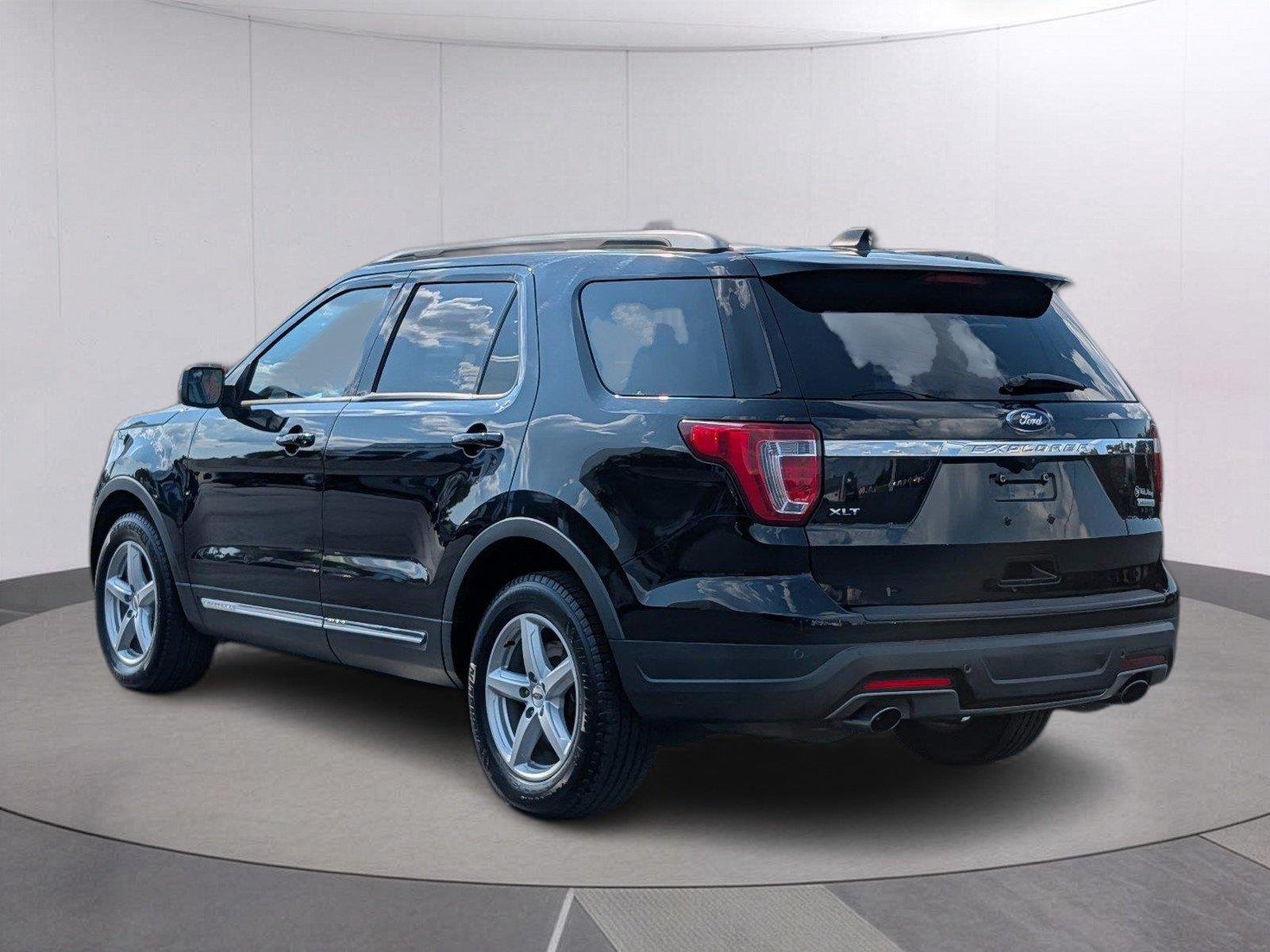 Used 2018 Shadow Black Ford XLT image 3