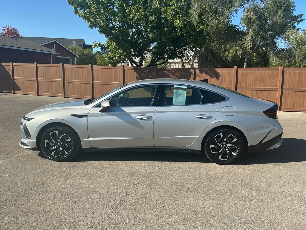 Used 2025 Aero Silver Hyundai SEL image 8