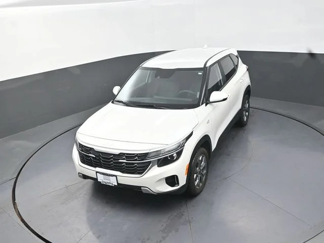 Used 2024 White Kia LX image 13