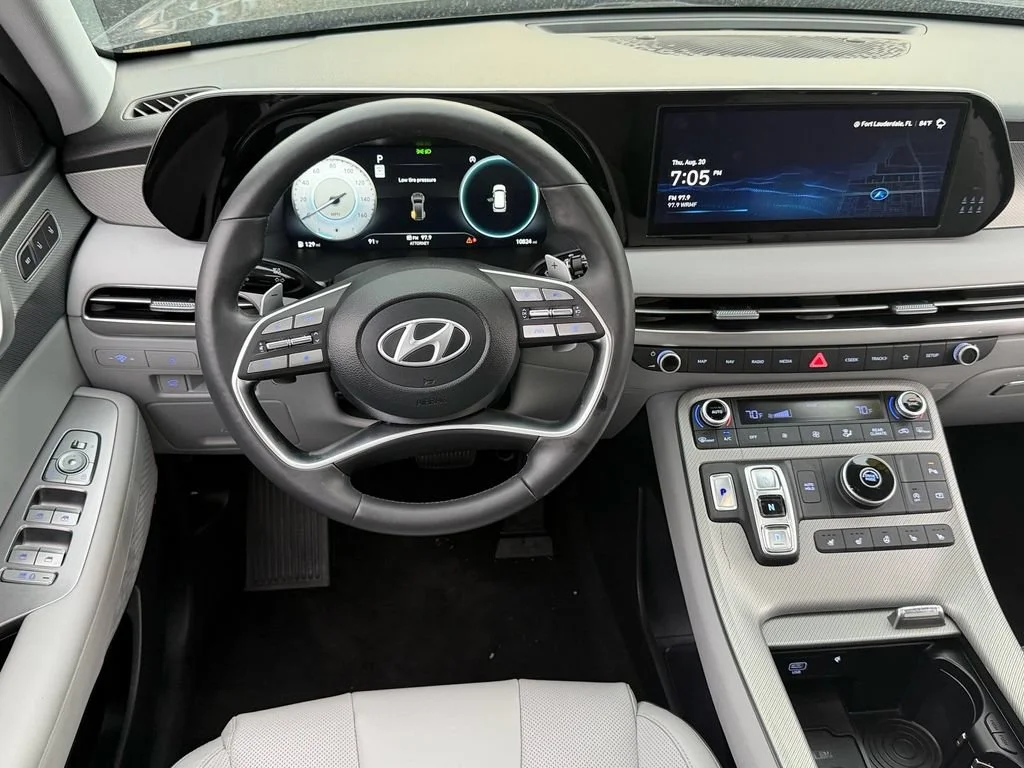 Used 2024 Black Hyundai SEL 8P image 13