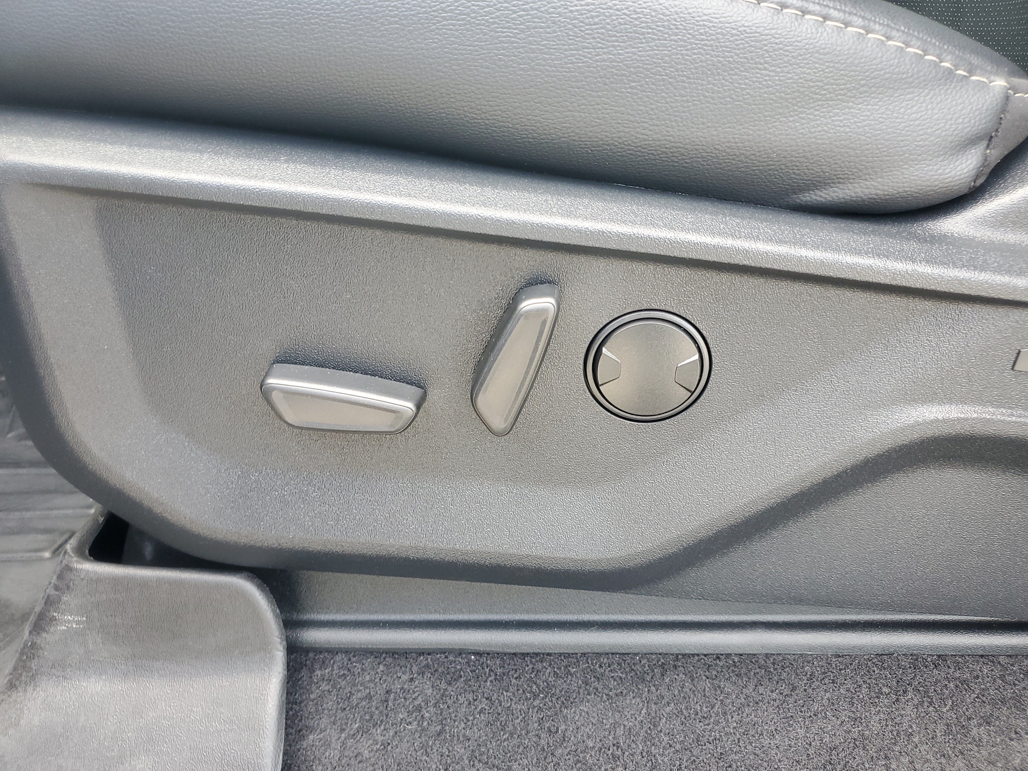 Used 2025 Antimatter Blue Metallic Ford LARIAT image 24