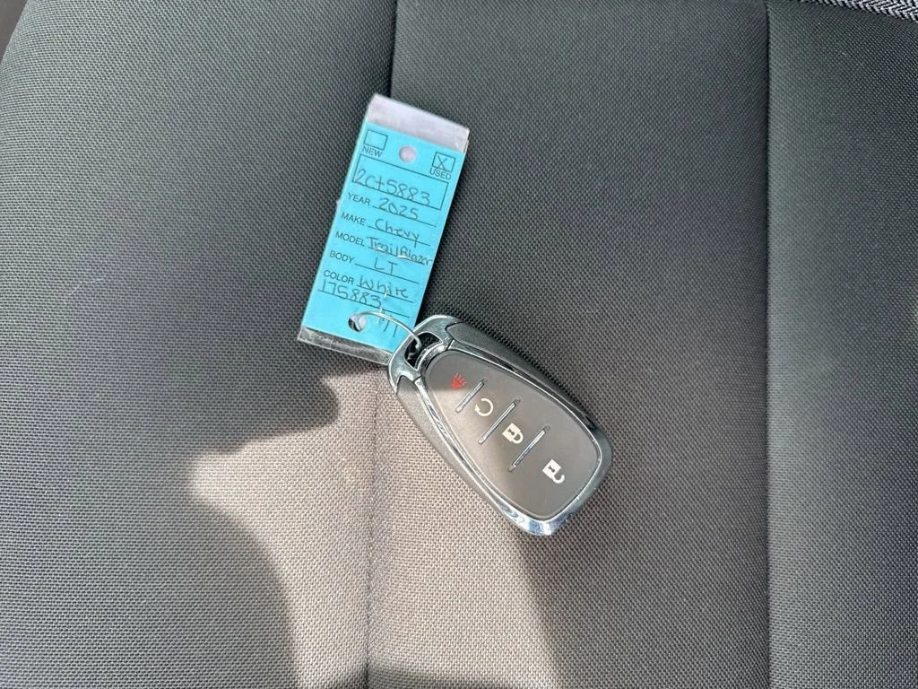 Used 2025 Summit White Chevrolet LT image 28