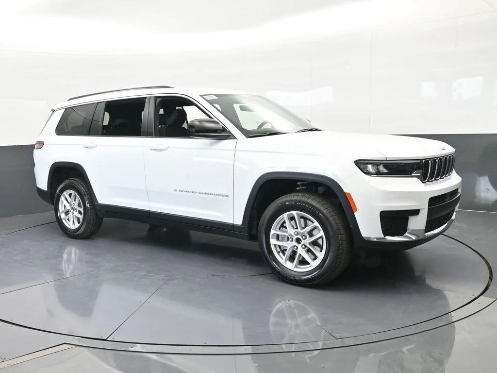 New 2026 Bright White Clear-Coat Exterior Paint Jeep Laredo image 8