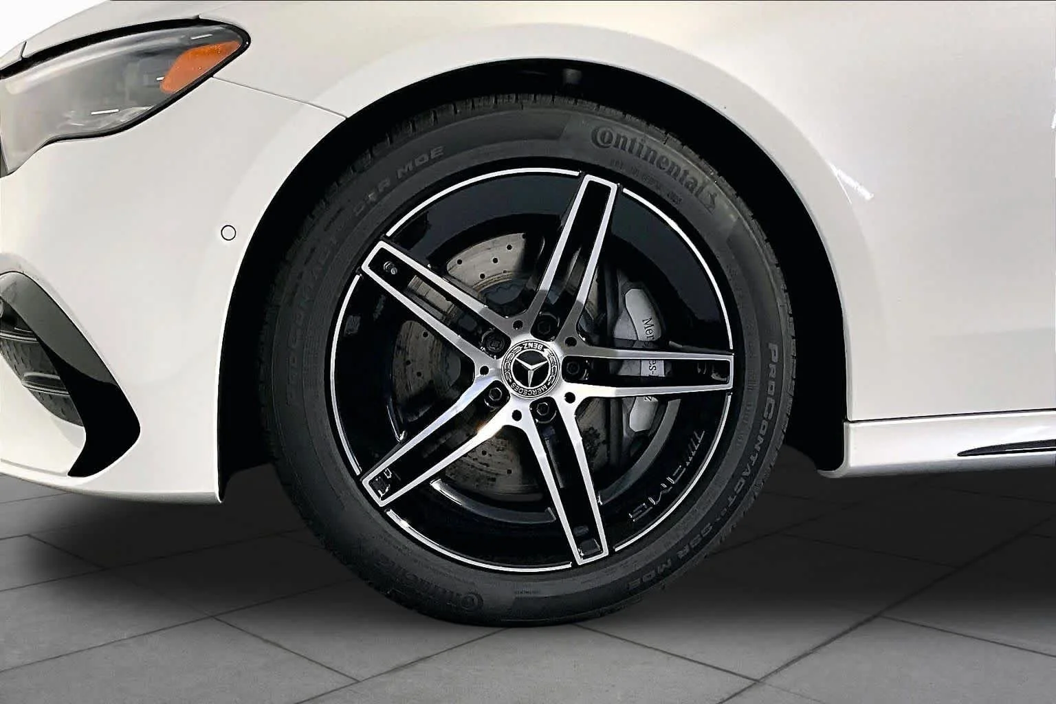 New 2027 MANUFAKTUR Moonlight White Metallic Mercedes-Benz E 450 image 17