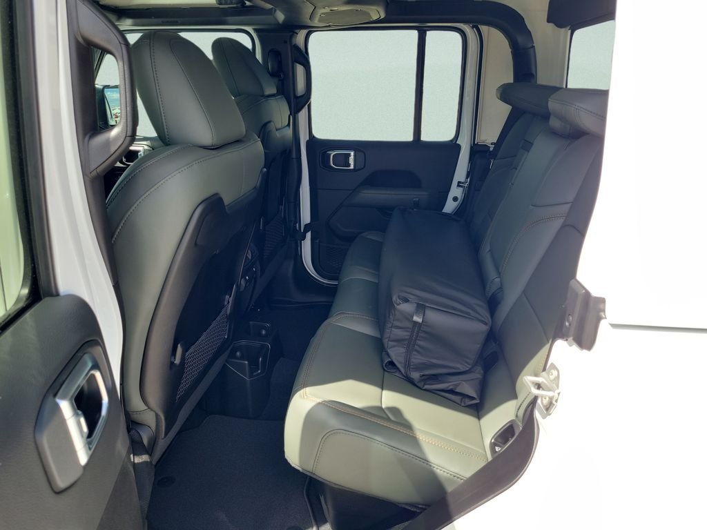 New 2026 Bright White Clear-Coat Exterior Paint Jeep Mojave image 18