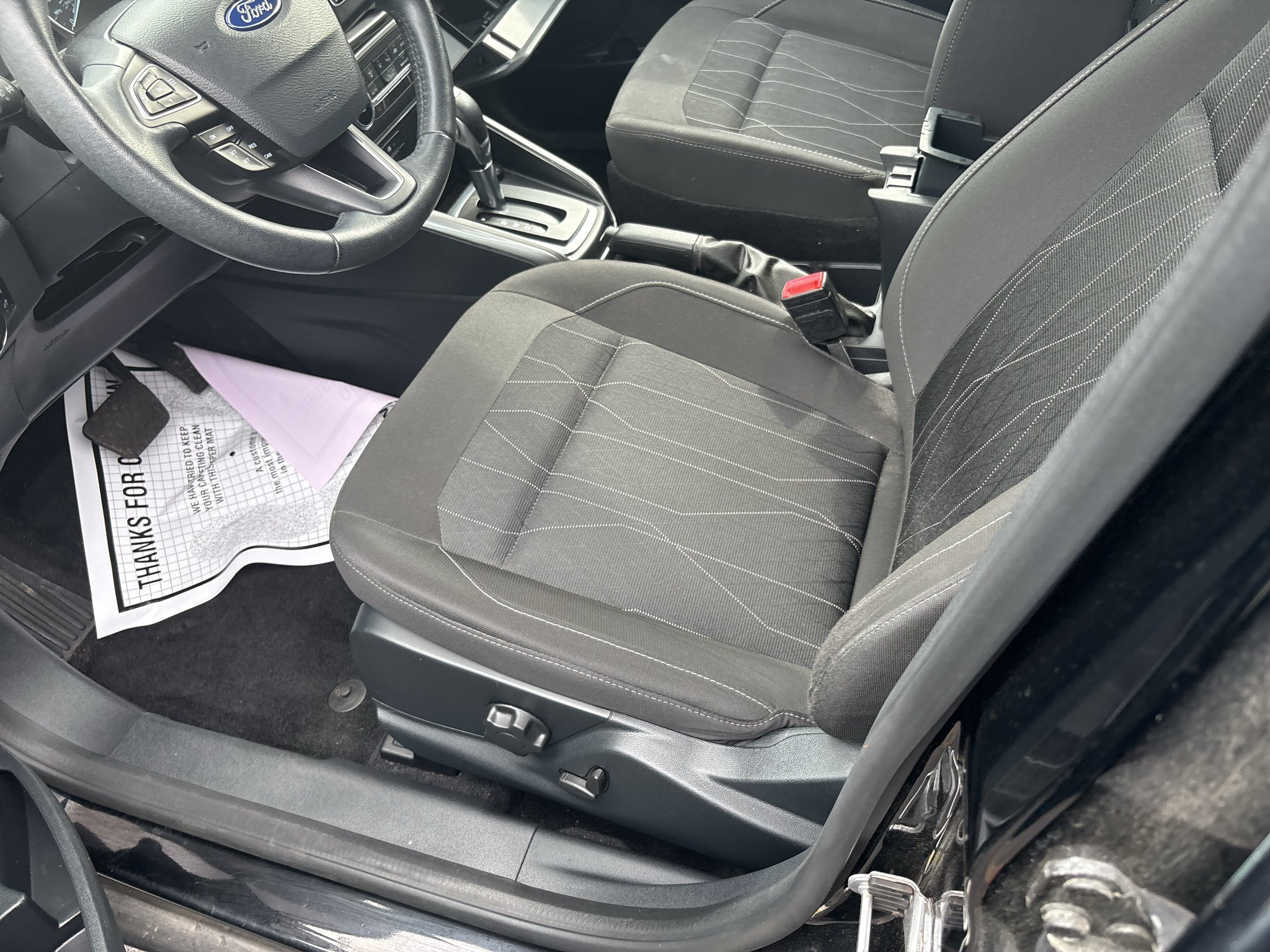 Used 2020 Shadow Black Ford SE image 3