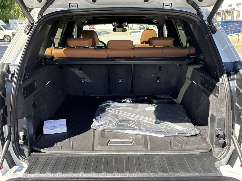 New 2026 White Metallic BMW xDrive40i image 24