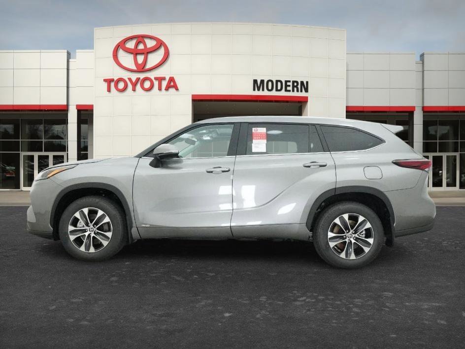 New 2026 Heavy Metallic Toyota Hybrid XLE image 2