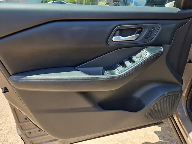Used 2025  Nissan Rock Creek image 18