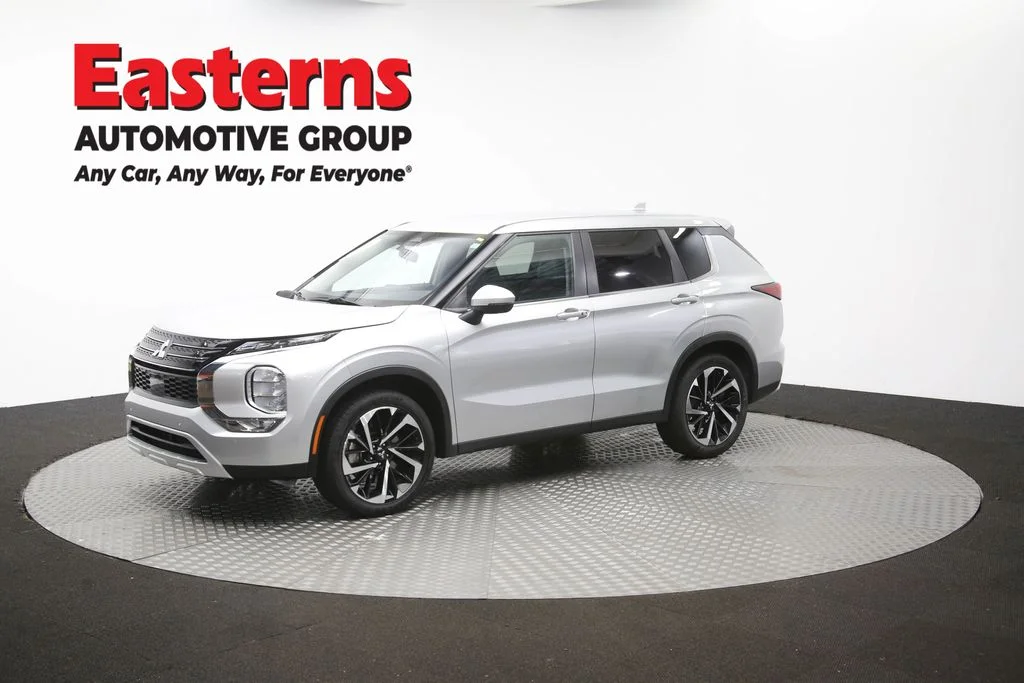 Used 2024 Silver Mitsubishi SE image 57