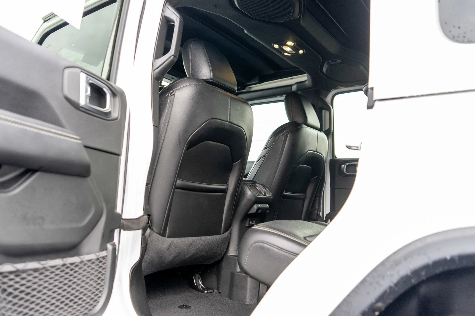 Used 2022 Bright White Clearcoat Jeep Unlimited Sahara image 30