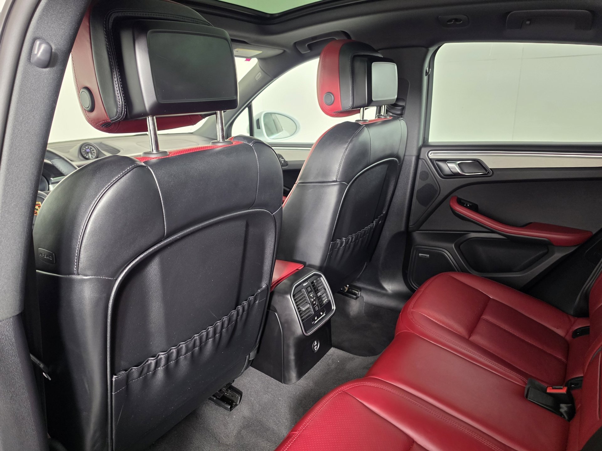 2025 Porsche Macan T - Photo 31
