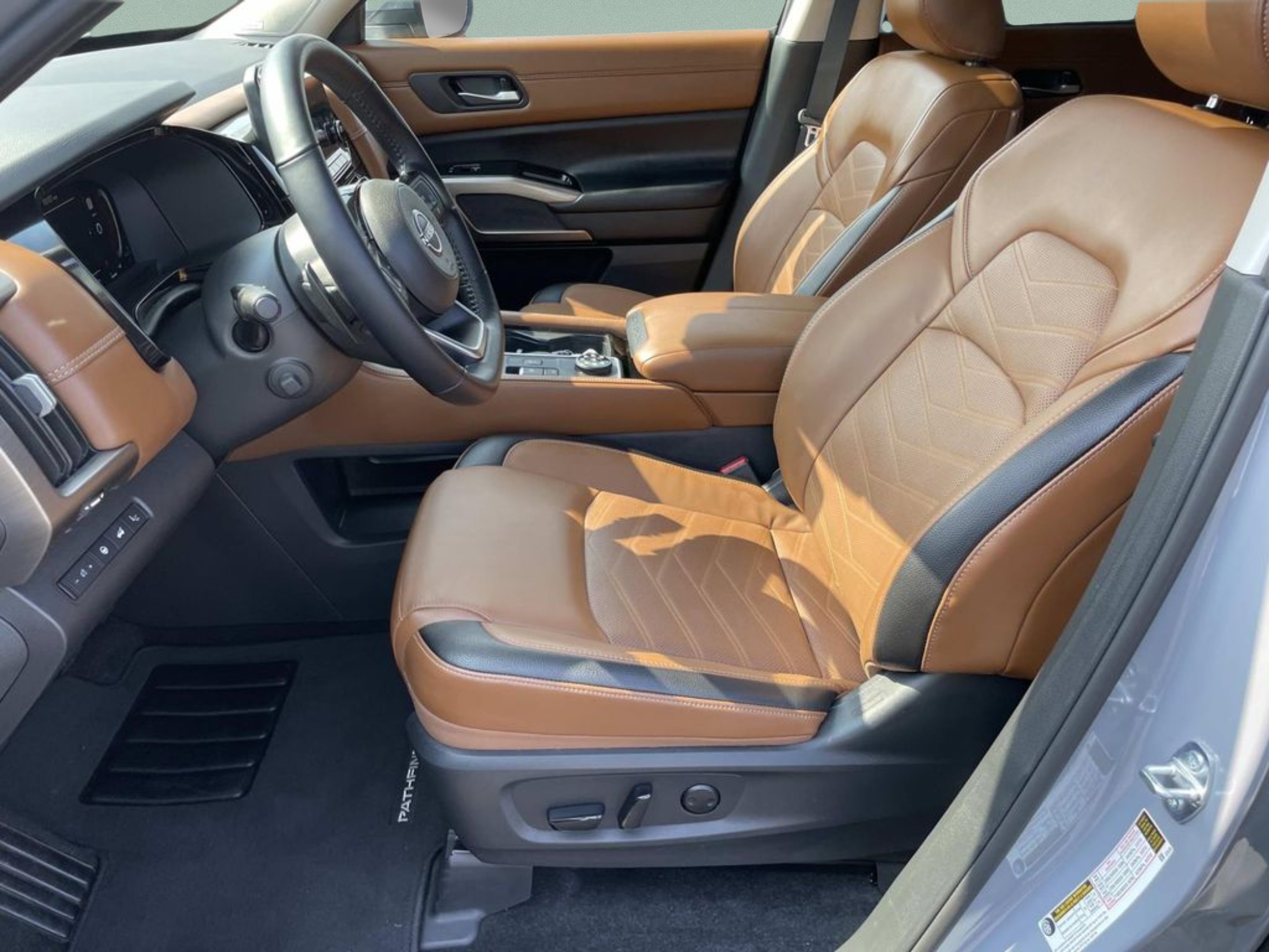 Used 2025 Gray Nissan Platinum image 22